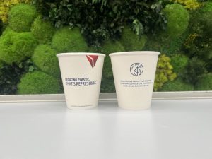 Delta: sempre meno plastica monouso a bordo grazie ai nuovi bicchieri di carta