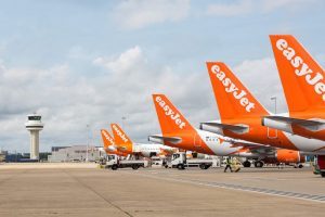 EasyJet limita nuovamente le dimensioni del bagaglio a mano: franchigia dimezzata