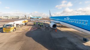 Klm leader in sostenibilità: è il primo vettore a operare un volo con cherosene sintetico
