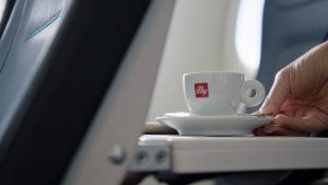 Air Dolomiti rinnova il servizio in business class e porta a bordo la freschezza del caffè espresso Illy