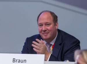 Braun (capo Cancelleria Merkel): «Vacanze possibili solo ad agosto»