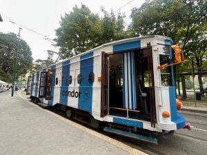 Condor: la poltrona di business class a bordo del tram storico nel centro di Milano