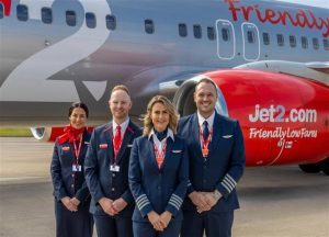 Jet2.com rinnova le divise di quasi 6.000 assistenti di volo e piloti
