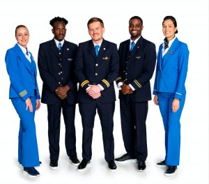 Klm: dal 6 maggio assistenti di volo e piloti potranno indossare la divisa con le sneakers