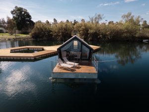 Al glamping dei Laghi Nabi arriva la casa galleggiante