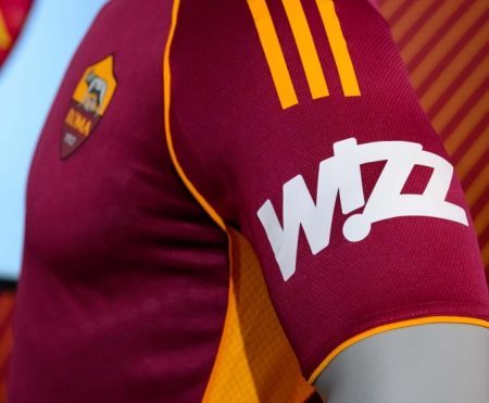 Wizz Air è main partner della As Roma: da oggi il logo campeggia sulla manica della maglia