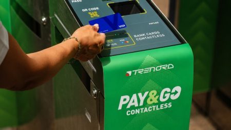 Trenord adotta Pay&Go. Si paga con il contactless. Si iniza sulla Milano Cadorna-Como Lago