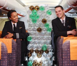 EasyJet: debuttano le nuove divise degli equipaggi ricavate da bottiglie di plastica