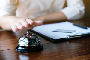 Francia: poco personale negli alberghi? Aumentiamo il salario del 9%