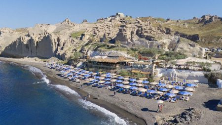 Royal Caribbean apre a Santorini il primo Beach Club in Europa