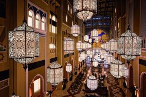 Dubai e il Ramadan: fra installazioni scenografiche, solidarietà e tradizioni culturali