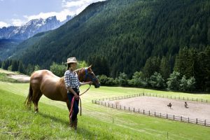Romantik Hotel Post Cavallino Bianco riapre tra percorsi di trekking, in bike e in sella ai cavalli Quarter