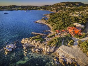 Apre oggi il 7Pines Resort Sardinia: primo Destination by Hyatt dell’isola