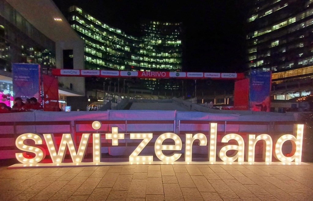 Swiss Winter Village: a Milano la magia dell’inverno svizzero tra sci, Natale e sapori alpini