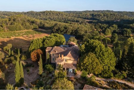 Une campagne en Provence punta sul mercato italiano, vacanze relax tra natura e cultura