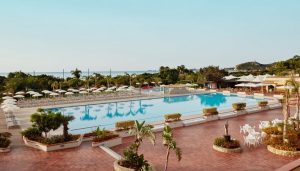 Alpitour prolunga l’accordo per il Tanka Village: investimenti per oltre 75 mln di euro