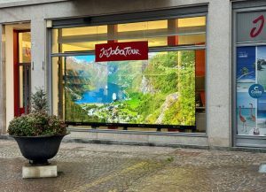 Costa lancia il progetto Vetrine immersive: display dinamici per le agenzie