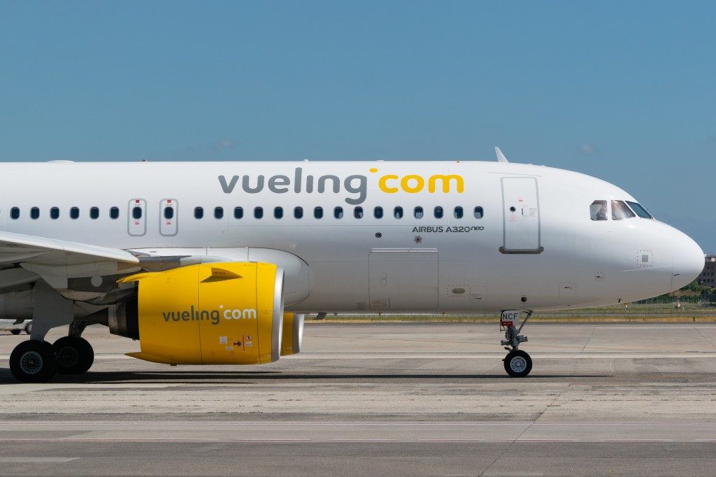 Vueling licenzia 82 dipendenti nella base di Roma. I sindacati: “Inaccettabile”