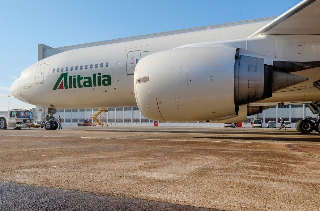 Toninelli: «Alitalia tornerà compagnia di bandiera»
