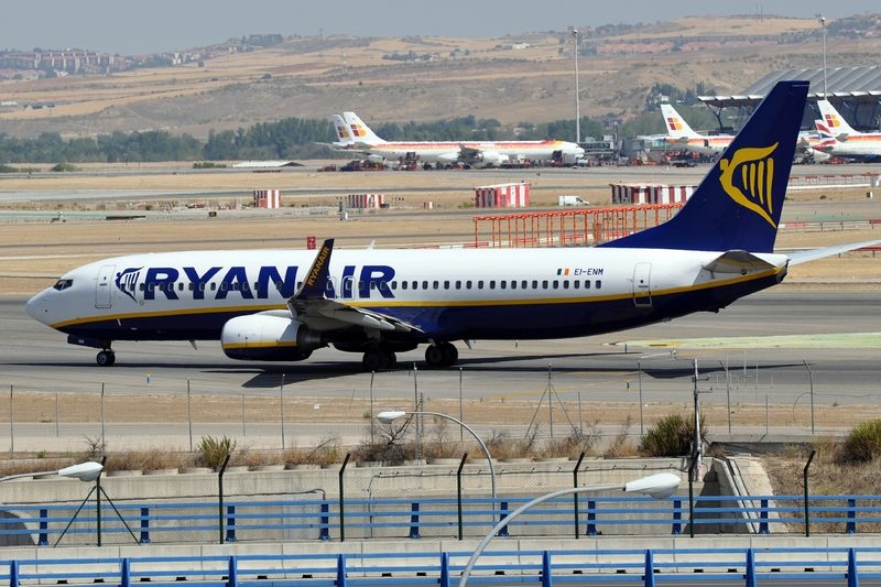 Ryanair: licenziati piloti e assistenti di volo in Olanda. Protesta dei sindacati
