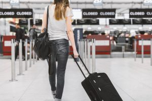 Europa, tramonta l’idea di due valigie gratuite sull’aereo. Sarà una sola