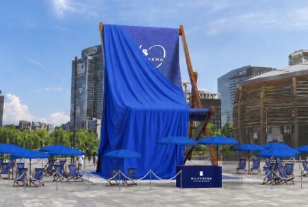Bluserena festeggia i 40 anni a Milano con una “sdraio gigante”