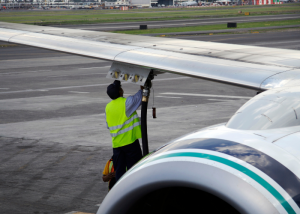 Trasporto aereo: la tassa sul carburante danneggia l’aviazione