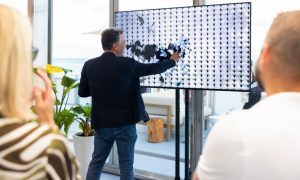 Dominic Harris a bordo della Norwegian Viva: la sua opera digitale si troverà nel Metropolitan Bar