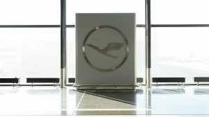 Lufthansa: intesa con i sindacati per l’aumento degli stipendi a 19.000 assistenti di volo