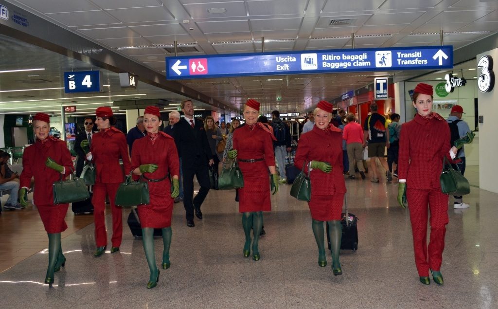 Alitalia, Alberta Ferretti firma le nuove divise. Pronte per l’estate