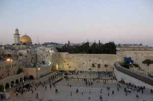 Israele vieta l’ingresso ai visitatori stranieri per due settimane