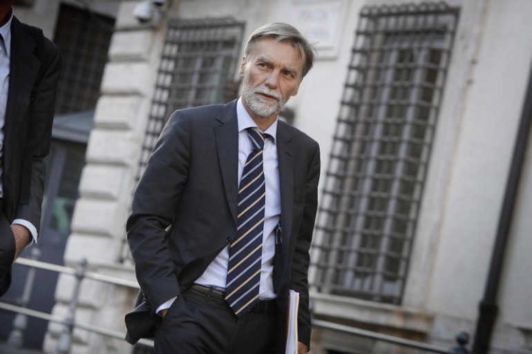 Il ministro Del Rio: «Azioni Alitalia ai dipendenti»