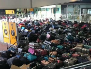 Londra Heathrow chiede la cancellazione del 10% dei voli di oggi per gestire il caos bagagli
