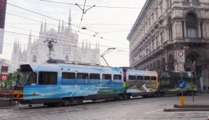 Mauritius colora i tram di Milano con spiagge bianche e giardini fioriti