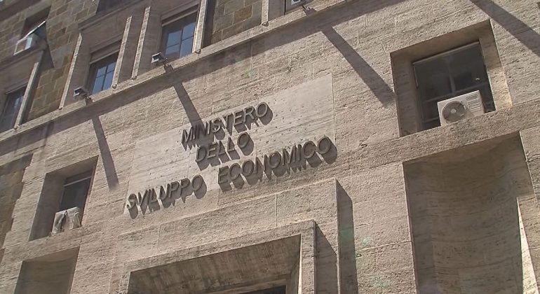 Mise smentisce le voci sui compensi dei commissari Alitalia