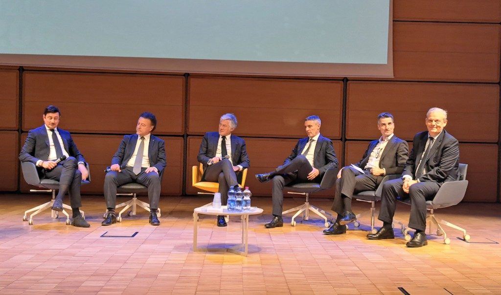 Direzione futuro: il mercato si confronta sulle strategie operative