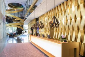 L’arte del denaro è l’ispirazione del nuovo nhow Frankfurt e del suo rooftop bar più alto di Germania