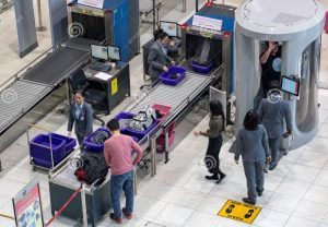 Aeroporti spagnoli: niente più controlli separati per liquidi e pc dal 2024