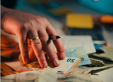 Italia, in 25 anni 299 miliardi alle imprese. Al turismo le briciole