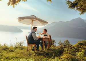 Svizzera Turismo: Halle Berry protagonista della campagna d’autunno insieme a Federer